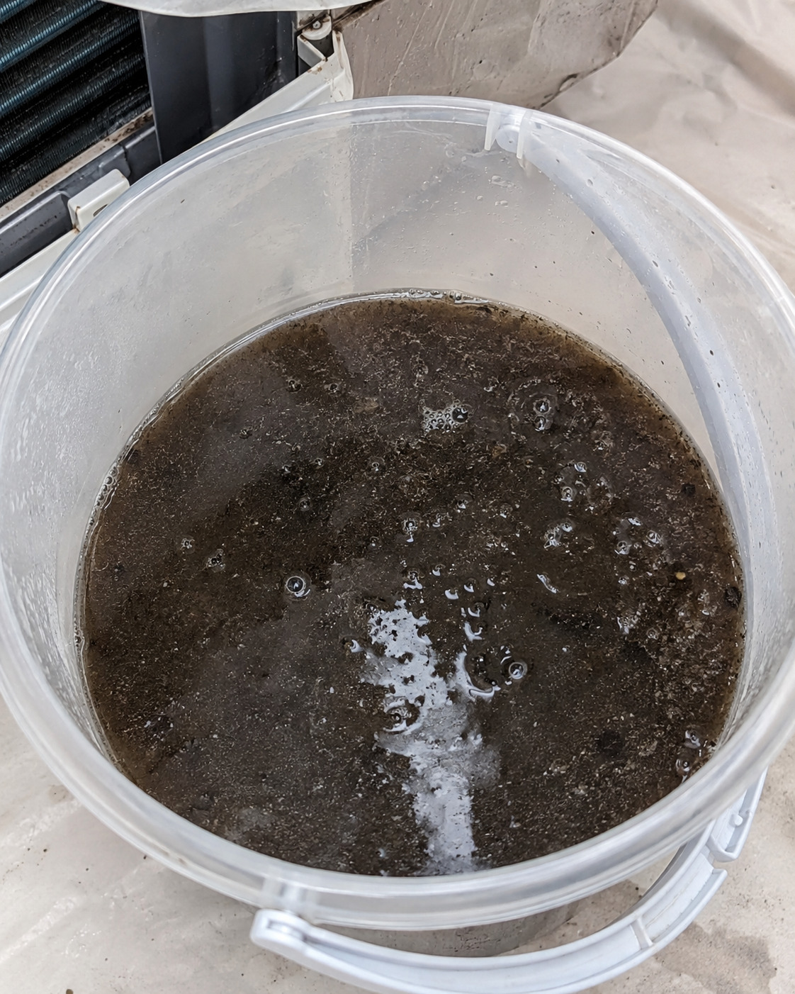 冷氣清洗後排出的髒污水